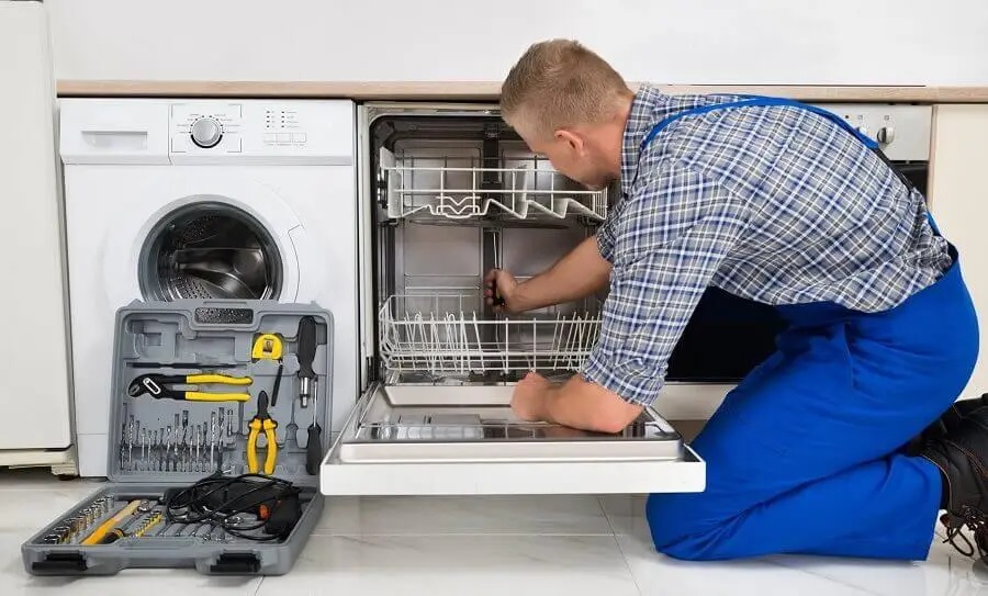 Narlıdere Hitachi servisi teknisyen ekibi beyaz eşya tamiri yaparken